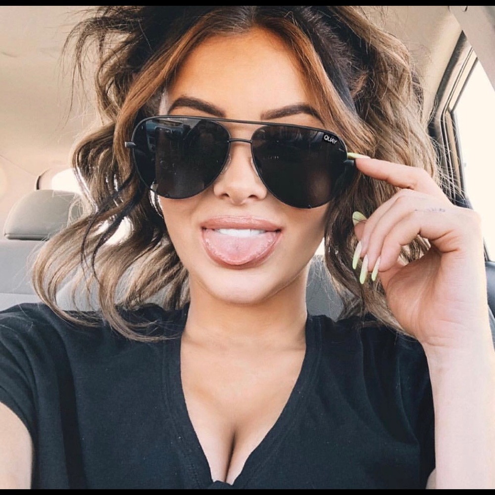Quay HIGH KEY Black Smoke Aviators